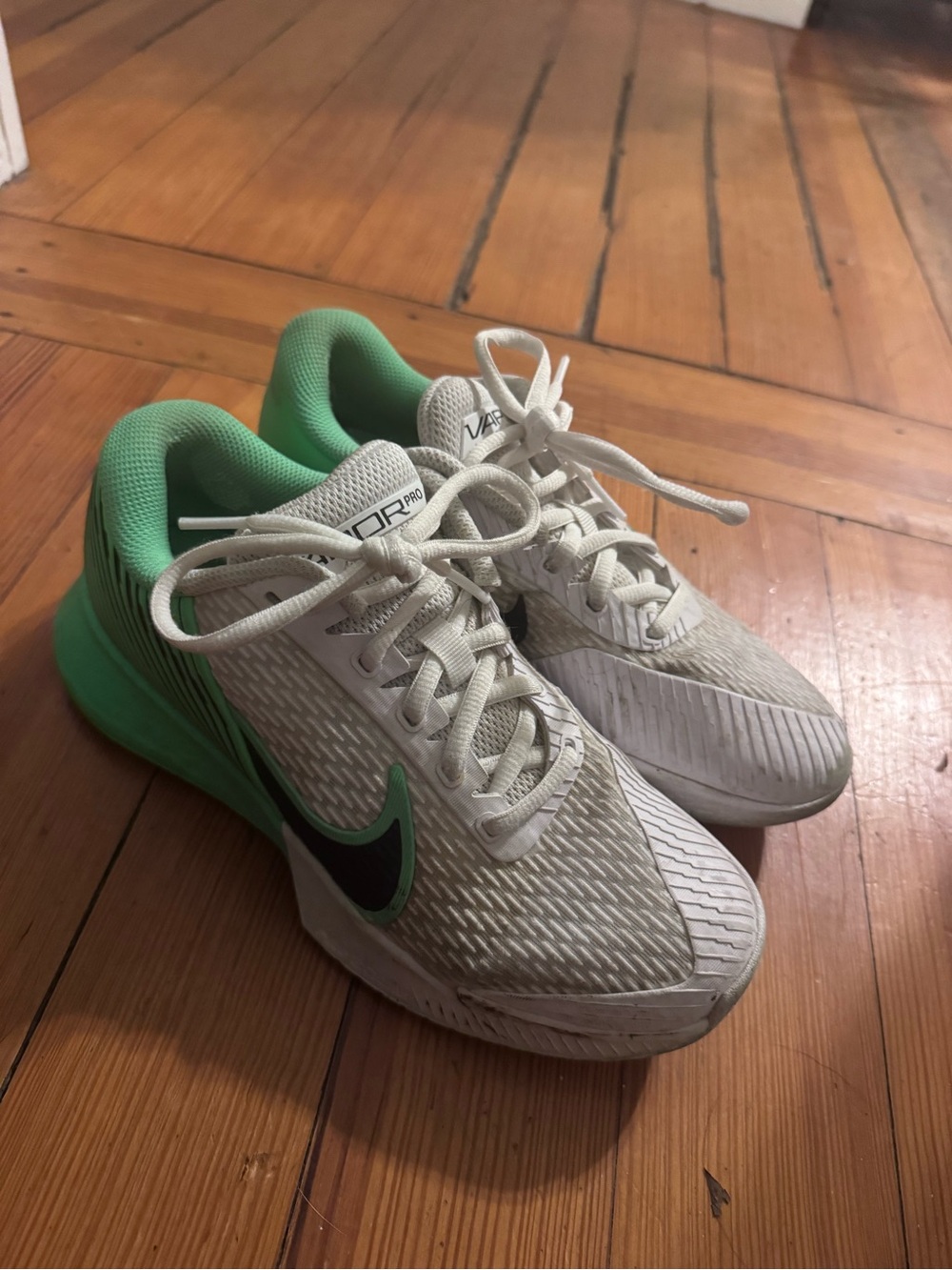 Women’s nike vapor pro green and white tennis shoes